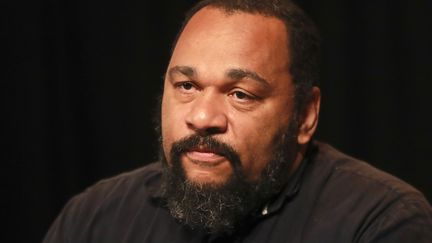 Dieudonné avance masqué pour organiser ses spectacles