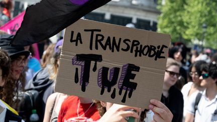 Une pancarte "la transphobie tue" lors de l'Existrans à Paris, le 13 mai 2023. (ESTELLE RUIZ / HANS LUCAS / AFP)