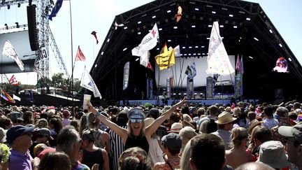 Festival de Glastonbury, édition 2019... Le public dans l'attente d'un concert de la chanteuse Kylie Minogue, le 30 juin 2019. (GRANT POLLARD / AP / SIPA)