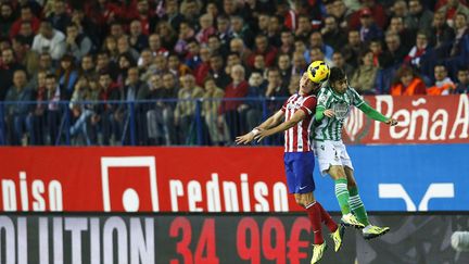 Filipe Luis (G) de l'Atlantico Madrid est &agrave; la lutte pour le ballon avec Alvaro Vadillo du&nbsp;Real Betis Balompi&eacute; lors d'un match de ligue 1 du championnat de football espagnol &agrave; Madrid (Espagne), le 27 octobre 2013. (JUAN MEDINA / REUTERS)