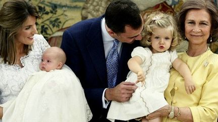 De gauche à droite : la princesse Letizia, sa fille Sofia, le prince Felipe, Leonor et la reine Sofia à Madrid, le 15 juillet  2007.


	Née le 31 octobre 2005, l'infante Leonor de Bourbon, est en 2e  position pour la succession du roi Juan Carlos, après son père, le prince héritier Felipe. Elle ne conservera cette place que si elle n'a pas de frère, l'ordre de succession au trône suivant l'ordre de primogéniture masculine.
	
	Leonor, 7 ans, pourrait devenir la première femme chef de l'Etat espagnol de plein droit depuis Isabelle II (1833-1868). Sa soeur, l'infante Sofia, 6 ans, est troisème dans l'ordre de succession.

 (BALLESTEROS/AFP)