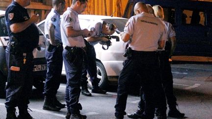 Gendarmes relevant, le 24-7-2010, des indices à Saint-Gilles (Gard) où a été tué un ressortissant espagnol (AFP - MORGANE)