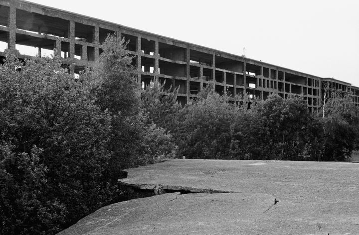 Les ruines du complexe de Prora (Allemagne), laissées à l'abandon après le chute du Mur de Berlin. (RUEDIGER LUBRICHT / BILDERBERG / AFP)