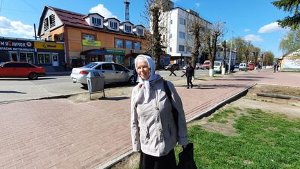 Une habitante d'Ovroutch, au&nbsp;nord-ouest de&nbsp;Kiev, dans la rue, après le départ des troupes russes. (ERIC AUDRA / RADIO FRANCE)