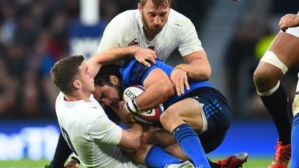 Chris Robshaw et George Ford autour de Yoann Huget pendant Angleterre-France lors du dernier Tour des VI Nations. (JAVIER GARCIA / BACKPAGE IMAGES LTD)