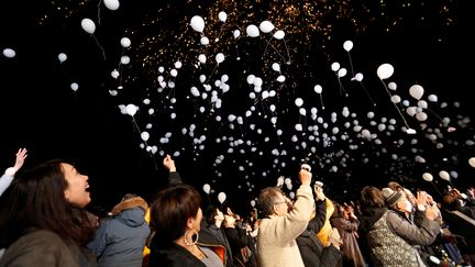 Des habitants de Tokyo (Japon) participent à un lâcher&nbsp;de ballons blancs pour marquer le passage de 2017 à 2018. (TORU HANAI / REUTERS)