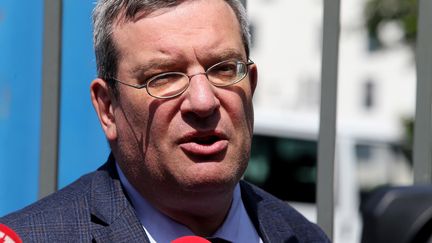 Jean Paillot, l'un des avocats des parents de Vincent Lambert, le 21 mai 2019 devant l'hôpital Sébastopol de Reims. (FRANCOIS NASCIMBENI / AFP)