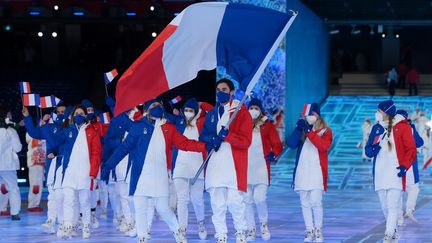 La délégation française lors de la cérémonie d'ouverture des Jeux de Pékin 2022, le 4 février, derrière les porte-drapeau Kevin Rolland et Tessa Worley. (DAVID RAMOS / GETTY IMAGES ASIAPAC)