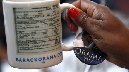 On trouve m&ecirc;me des mugs sur lesquels sont imprim&eacute;s le certificat de naissance de Barack Obama, le pr&eacute;sident normal. (RICK WILKING / REUTERS)