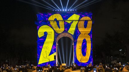 Plusieurs millers de personnes rassemblées sur les Champs-Elysées, à Paris, pour fêter le passage à la nouvelle année 2018. (GREG LOOPING / HANS LUCAS/ AFP)