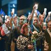 Des manifestants brandissent des bougies devant la Cour suprême polonaise, mercredi 26 juillet 2017 à Varsovie.&nbsp; (ARTUR WIDAK / NURPHOTO)