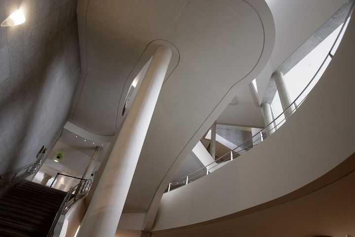 L'escalier du Musée des Arts asiatiques - Guimet, à Paris, signé&nbsp;Bruno Gaudin, le 4 août 2006. (OLIVIER LABAN-MATTEI / AFP)