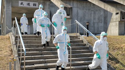 Des militaires prennent des mesures face à la grippe aviaire à Hokkaido (Japon), le 28 mars 2023. (YOSUKE HAYASAKA / THE YOMIURI SHIMBUN / AFP)