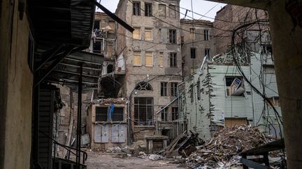 Un quartier en ruines, à Kharkiv, en Ukraine, le 26 mars 2023. (JOSE COLON / ANADOLU AGENCY / AFP)