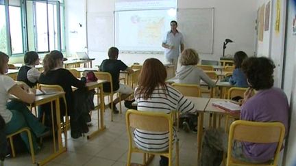 Les syndicats d'enseignants dénoncent les suppressions de postes.