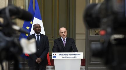 Bernard Cazeneuve et le pr&eacute;fet Kleber Arhoul, charg&eacute; de la coordination des migrants, le 7 septembre 2015. (LOIC VENANCE / AFP)