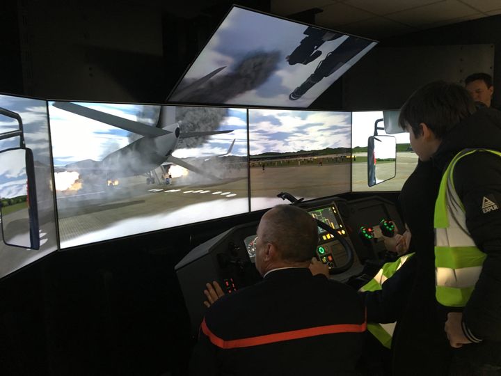 LEs Mômes trotteurs dans le simulateur des pompiers aéronautiques de l'aéroport Charles de Gaulle. (INGRID POHU / RADIO FRANCE)