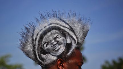 Le visage de Trayvon Martin est peint sur la cr&ecirc;te de ce manifestant lors d'une marche de protestation &agrave; Miami (Floride), le 1er avril 2012. (LUCAS JACKSON / REUTERS)