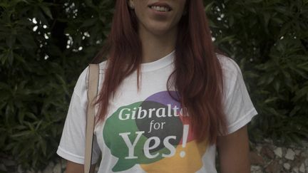 Une jeune femme arborant un t-shirt pour le "oui" à l'assouplissement de la loi sur l'avortement, à Gibraltar (Royaume-Uni) le 24 juin 2021 (JORGE GUERRERO / AFP)