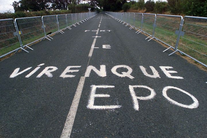 Une inscription "Virenque EPO" peinte sur le parcours du prologue du Tour de France, avant le départ du Tour de France, le 3 juillet 1999 au Puy-du-Fou (Vendée). (PASCAL PAVANI / AFP)