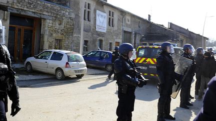 La Maison de la résistance encadrée par les gendarmes, jeudi 22 février, à Bure, dans la Meuse. (JEAN-CHRISTOPHE VERHAEGEN / AFP)