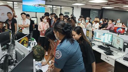 Les autorités philippines inspectent les locaux à Mabalacat,  nord de Manille (Philippines), le 4 mai 2023. (HANDOUT / PHILIPPINE NATIONAL POLICE ANTI-CYBERCRIME GROUP / AFP)