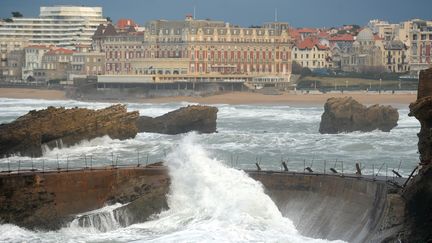 Les c&ocirc;tes de Biarritz frapp&eacute;es par une houle violente, le 6 janvier 2014. (GAIZKA IROZ / AFP)