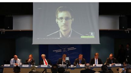  (© Reuters/Vincent Kessler - De nouveaux documents top secret de la NSA, communiqués par Edward Snowden, ici visible sur un écran lors d’une visioconférence, ont été publiés par The Intercept.)