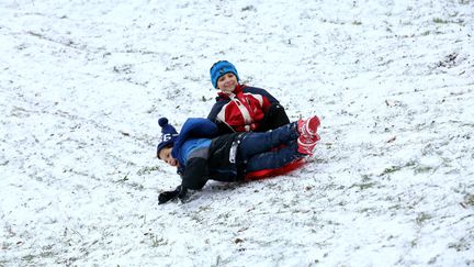 Des enfants dévalent les pentes recouvertes de neige à Thionville (Moselle). (MAXPPP)