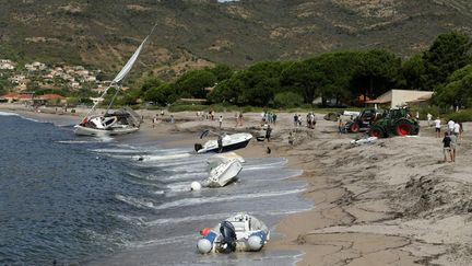 Des bateaux échoués sur la plage de Sagone à Coggia (Corse), après de violents orages, le 18 août 2022. (PASCAL POCHARD-CASABIANCA / AFP)