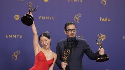 Anna Sawai et Hiroyuki Sanada, les deux comédiens principaux de la série "Shogun" récompensés lors de la 76e cérémonie des Emmy Awards, le 15 septembre 2024, au théâtre Peacock de Los Angeles. (JAE C. HONG / AP / SIPA)