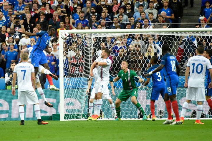 Le but de la tête de Paul Pogba