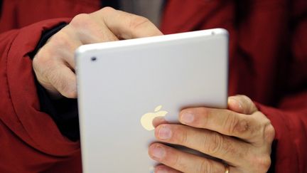 Un nouveau mod&egrave;le d'iPad, le 15 novembre 2012. (JEAN-SEBASTIEN EVRARD / AFP)