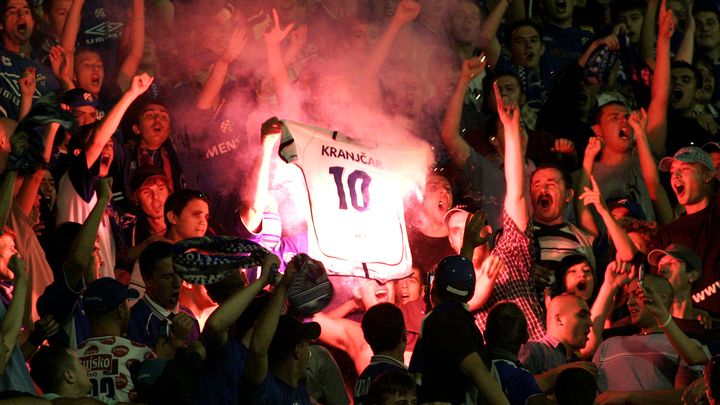 Les supporters du Dinamo Zagreb br&ucirc;lent le maillot de Niko Kranjcar, qui a quitt&eacute; le club pour rejoindre l'&eacute;quipe rivale de l'Hajduk Split, le 11 septembre 2005. ( REUTERS)