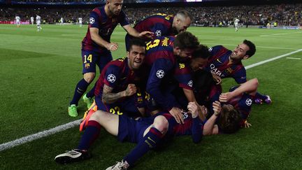 Les joueurs du Bar&ccedil;a f&ecirc;tent leur victoire contre le Bayern en Ligue des champions, le 6 mai 2015.&nbsp; (PIERRE-PHILIPPE MARCOU / AFP)