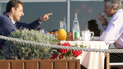 VILLEPIN (2005) Son meilleur ennemi. Un petit d&eacute;jeuner organis&eacute; sous l'oeil des photographes lors de l'universit&eacute; de l'UMP &agrave; La Baule est un tournant dans les relations entre les deux hommes. (OLIVIER LABAN-MATTEI / AFP)