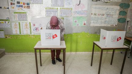 Dans un bureau de vote pour le second tour des élections législatives, à Tunis, en Tunisie, le 29 janvier 2023. (CHEDLY BEN IBRAHIM / NURPHOTO / AFP)