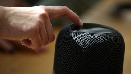 Une enceinte connectée HomePod présentée dans une boutique Apple de San Francisco (Californie), le 9 février 2018. (JUSTIN SULLIVAN / GETTY IMAGES NORTH AMERICA / AFP)