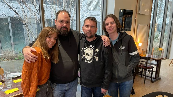 Thierry Tissot (deuxième en partant de la droite), président du groupe de supporters Activ Nantes Supports, entouré de sa fille Émilie (à gauche), de son fils Amaury (à droite) et de son collègue Vincent (deuxième en partant de la gauche), le 22 février 2023. (Denis Ménétrier)