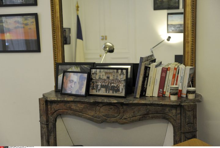 Des photographies dans le bureau de François Fillon lors de la primaire de la droite et du centre, le 25 novembre 2016, à Paris.&nbsp; (SARAH ALCALAY/SIPA)