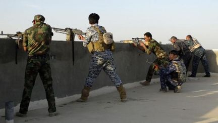 &nbsp; (Les forces de sécurité irakiennes ont lancé samedi un assaut contre l'université de Ramadi © Reuters)