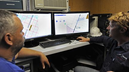 Des techniciens examinent des donn&eacute;es r&eacute;colt&eacute;es dans l'oc&eacute;an Indien par un robot sous-marin &agrave; la recherche de l'&eacute;pave du vol MH370, le 16 avril 2014. (MC1 PETER D. BLAIR / AUSTRALIAN DEFENCE / AFP)