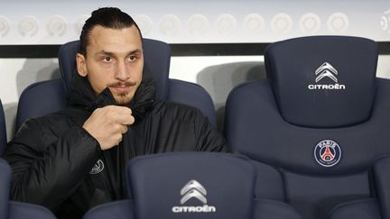 L'attaquant du PSG Zlatan Ibrahimovic sur le banc &agrave; l'occasion d'un match contre l'Olympique de Marseille, le 9 novembre 2014, au Parc des Princes (Paris). ( CHARLES PLATIAU / REUTERS)