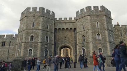 Le&nbsp;château de Windsor a rouvert ses portes au public, jeudi 29 septembre, trois semaines après les obsèques royales d'Elizabeth II. Les touristes étaient présents en nombre pour visiter le monument, où a été inhumée la reine.&nbsp; (FRANCE 2)