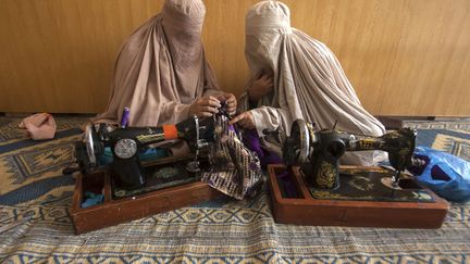 Des femmes pachtounes assistent &agrave; un cours de couture &agrave; Peshawar (Pakistan), le 27 mai 2014. (FAYAZ AZIZ / REUTERS)