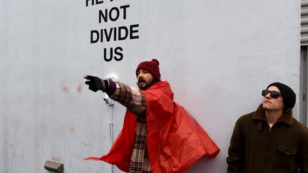 Le comédien Shia LaBeouf sur le parvis du musée du Cinéma du Queens (New York), le 24 janvier 2017 à l'occasion de son projet "He will not divide us". (TIMOTHY A. CLARY / AFP)