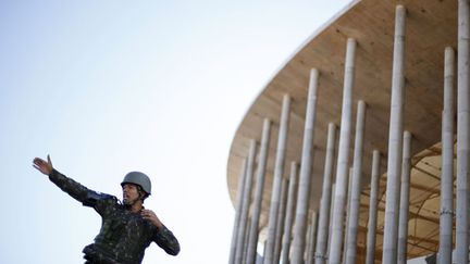 Un soldat fait la circulation lors d'un exercice de simulation d'attaque chimique pr&egrave;s du stade Mane Garrincha &agrave;&nbsp;Brasilia (Br&eacute;sil), le 9 juin 2014. (UESLEI MARCELINO / REUTERS)