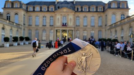 La médaille olympique de Tokyo continue son tour de France jusqu'à l'Elysée. (CECILIA BERDER / FRANCEINFO / RADIO FRANCE)