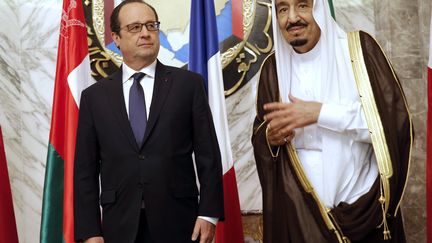 Fran&ccedil;ois Hollande aux c&ocirc;t&eacute;s du roi d'Arabie Saoudite Salmane Ben Abdelaziz le 5 mai 2015 &agrave; Riyad. (CHRISTOPHE ENA / POOL)