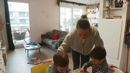 Certaines écoles sont fermées en cette journée de grève, jeudi 19 janvier. Comment faire garder les enfants ? Nous avons suivi une maman qui a dû prendre sa journée, pour garder les siens, mais aussi l'enfant d'une voisine... (France 3)